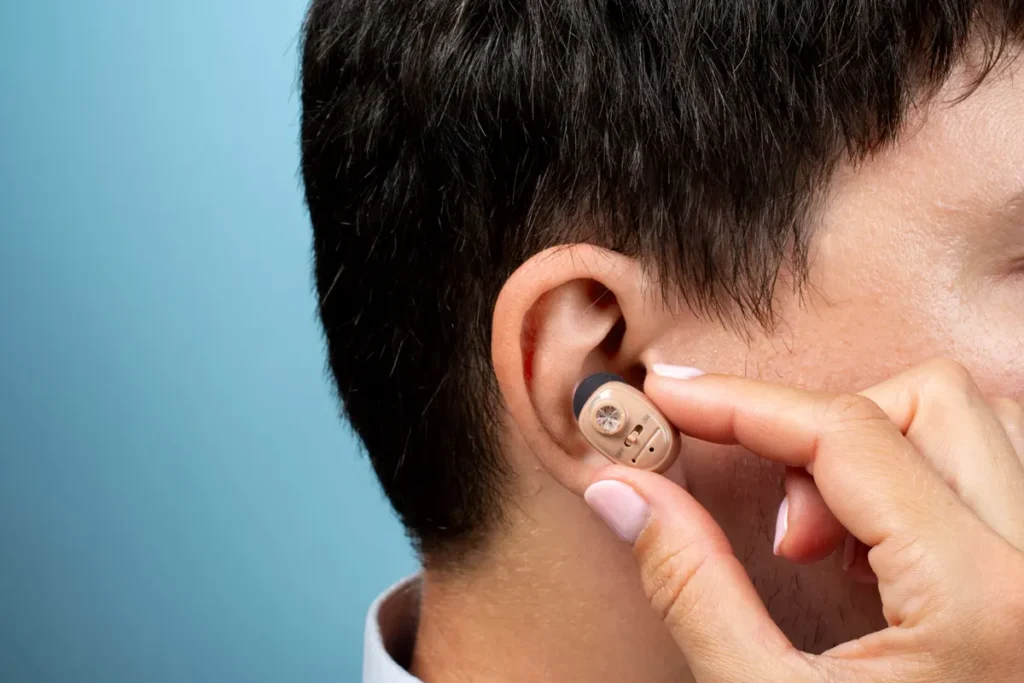 wearing hearing aids راهنمای جامع تنظیم سمعک در منزل مزایای تنظیم سمعک در منزل
