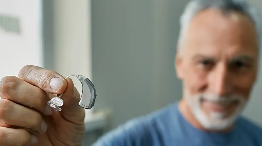 در محیط شلوغ بهترین سمعک برای محیط شلوغ و مهمانیها + راهنمای انتخاب ویژگی های مهم سمعک برای محیط شلوغ