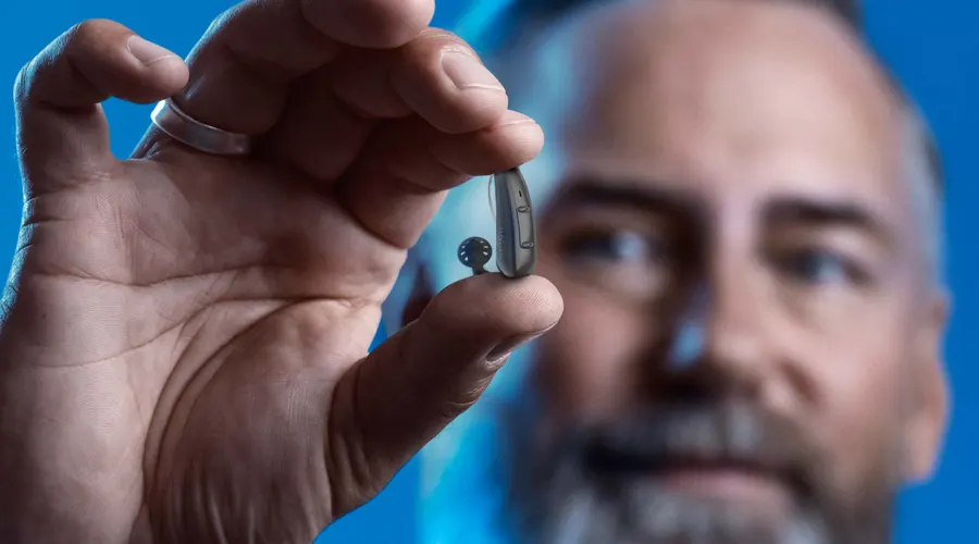 زیمنس برای محیط شلوغ 1 بهترین سمعک برای محیط شلوغ و مهمانیها + راهنمای انتخاب سمعک برند زیمنس برای محیط شلوغ بسیار مناسب است