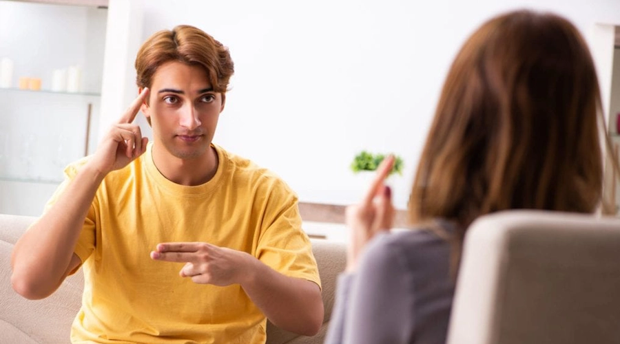 adult using sign language سمعک و زبان اشاره: مکمل یا جایگزین؟ راهنمای انتخاب بهترین روش ارتباطی کارگاه مهارتهای ارتباطی با زبان اشاره برای بزرگسالان