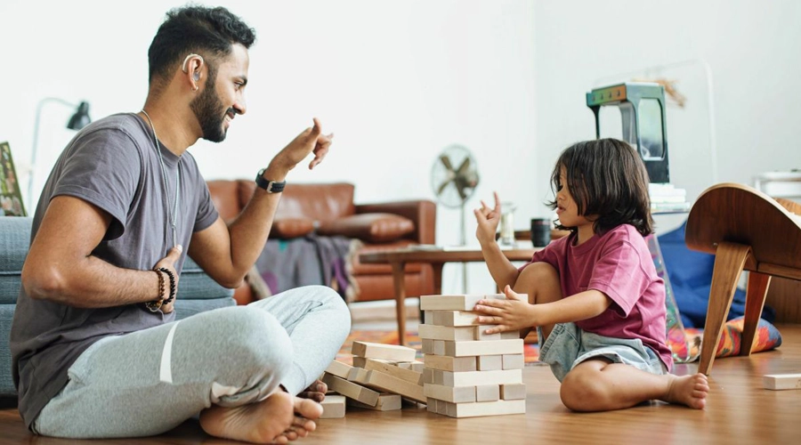 family learning sign language سمعک و زبان اشاره: مکمل یا جایگزین؟ راهنمای انتخاب بهترین روش ارتباطی کودک در حال یادگیری مفاهیم ریاضی با زبان اشاره