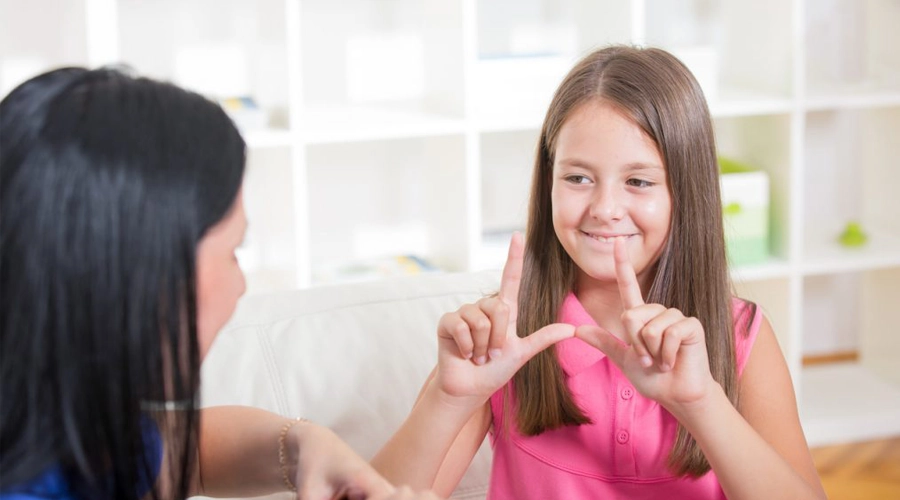 sign language for deaf communication سمعک و زبان اشاره: مکمل یا جایگزین؟ راهنمای انتخاب بهترین روش ارتباطی کودک در حال استفاده از سمعک و یادگیری زبان اشاره