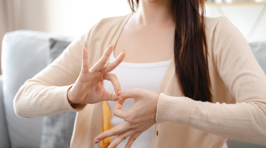 sign language for hearing loss سمعک و زبان اشاره: مکمل یا جایگزین؟ راهنمای انتخاب بهترین روش ارتباطی بزرگسال ناشنوا در گفتگو روزمره با اشاره