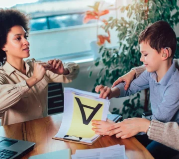 سمعک و زبان اشاره